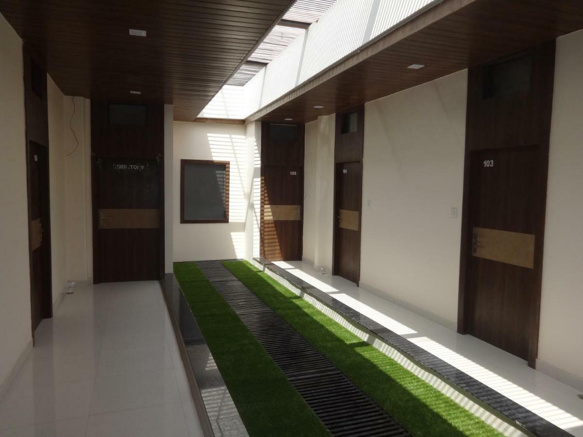 Hotel Prestige Ádzsmir Kültér fotó